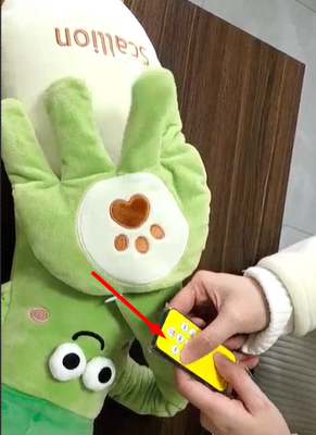 לחצו על כפתור ההפעלה בשלט